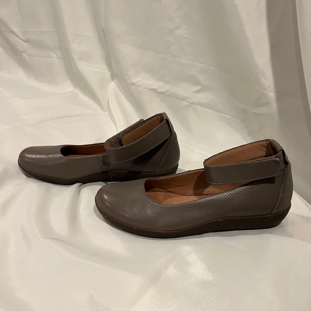 Clarks Ultimate Comfort Collection by Clarks Mary Jane Taupe Size 8.5M *EUC*